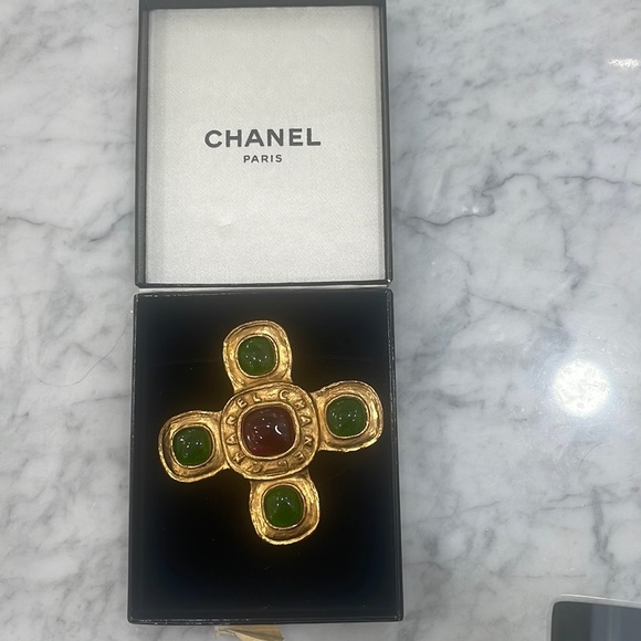Real deal ALERT RARE circa 1993 Vintage Chanel Maltese Cross pin - Picture 7 of 8